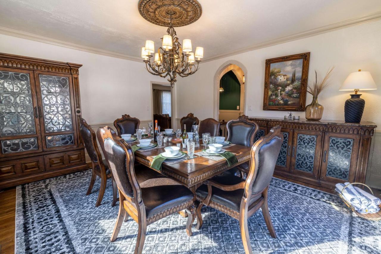 Heated Poolhistoric Tudor Homecrestmere Estate Holiday home Memphis
